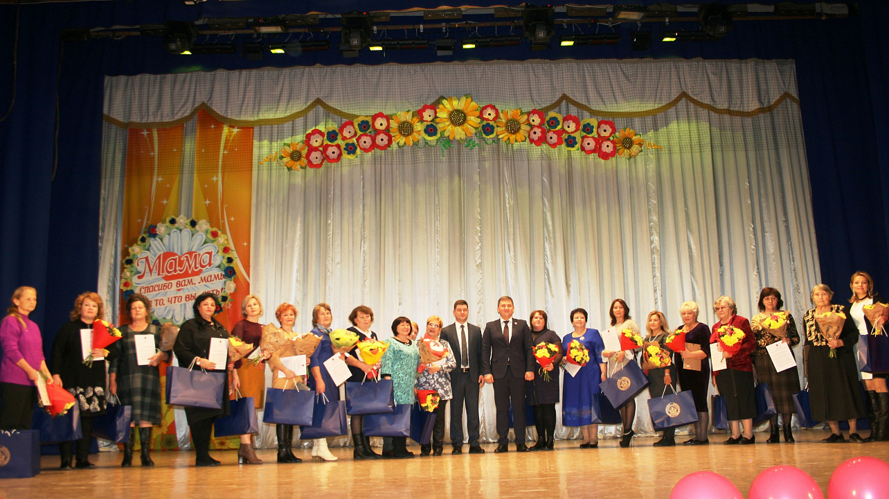 Депутат Государственной Думы Российской Федерации Дмитрий Ламейкин и глава Прикубанского округа Александр Журавлев поздравили многодетных мам с Днем матери