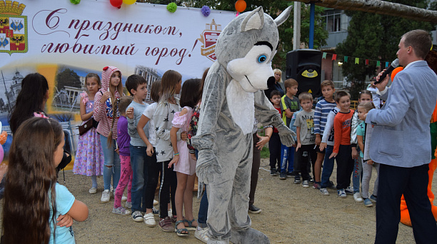 Члены молодежного совета  Центрального округа в костюмах сказочных героев побывали на праздниках по месту жительства