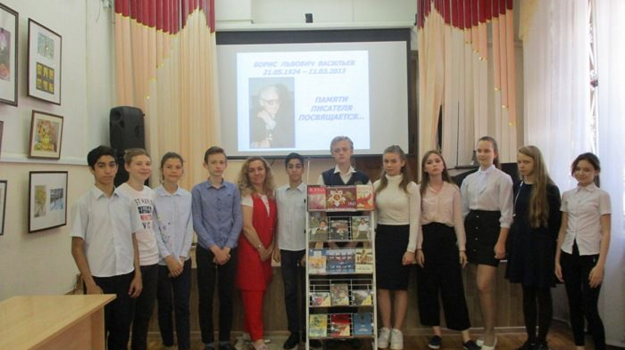 В библиотеке Западного округа прошла литературно-музыкальная гостиная «А зори здесь тихие…»