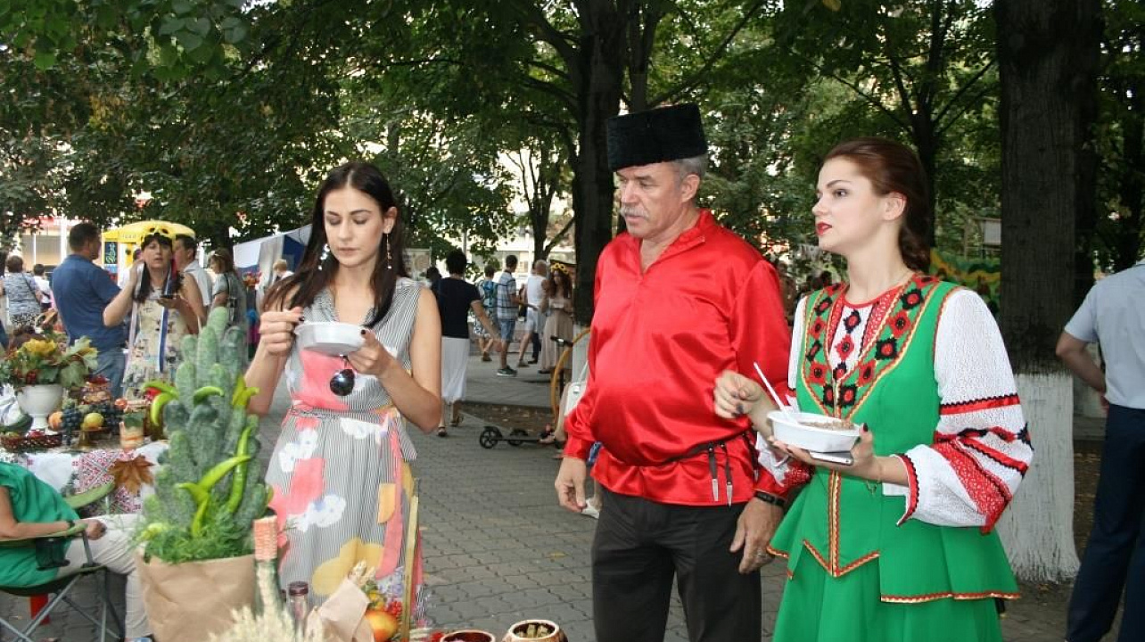 В сквере Фестивальном ко Дню города открыли отреставрированный фонтан