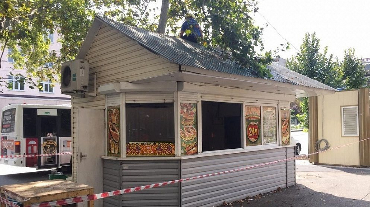 В центре Краснодара сносят очередной незаконный торговый павильон