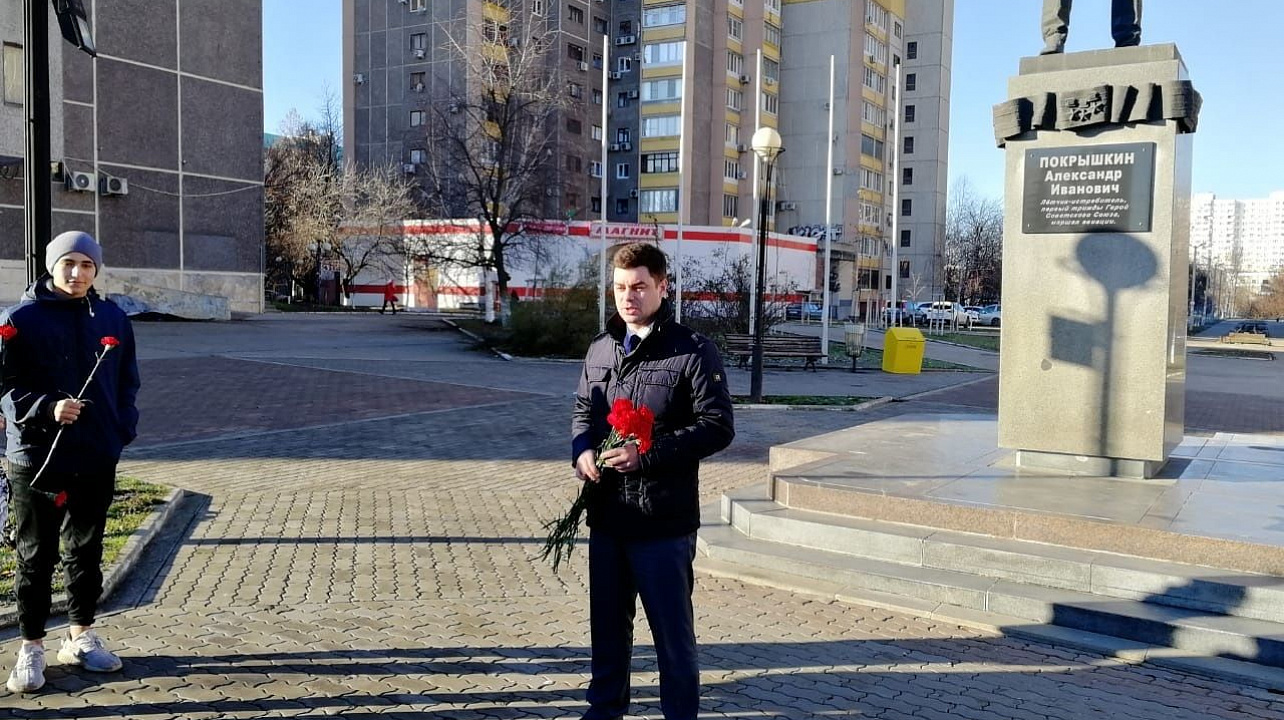 В День Героев Отечества глава администрации Прикубанского округа Александр Журавлев возложил цветы у памятника Александру Покрышкину