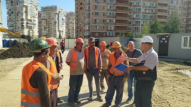 Для иностранных рабочих, задействованных на строительстве школы в Прикубанском округе, провели «урок правовой грамотности»