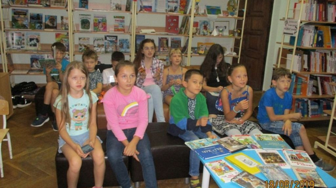 В библиотеке им. Н. А. Некрасова для посетителей летней площадки состоялась литературно-музыкальная композиция