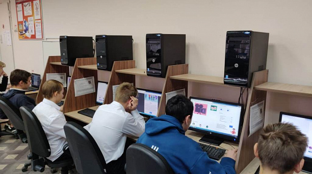 Ученики гимназии № 54 приняли участие во всероссийском образовательном проекте «Урок цифры»