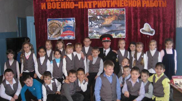 Учащиеся прикубанской школы №67 примерили казачью форму