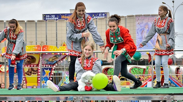 100 юных прикубанцев из Центра детского творчества сделали новогодний подарок горожанам