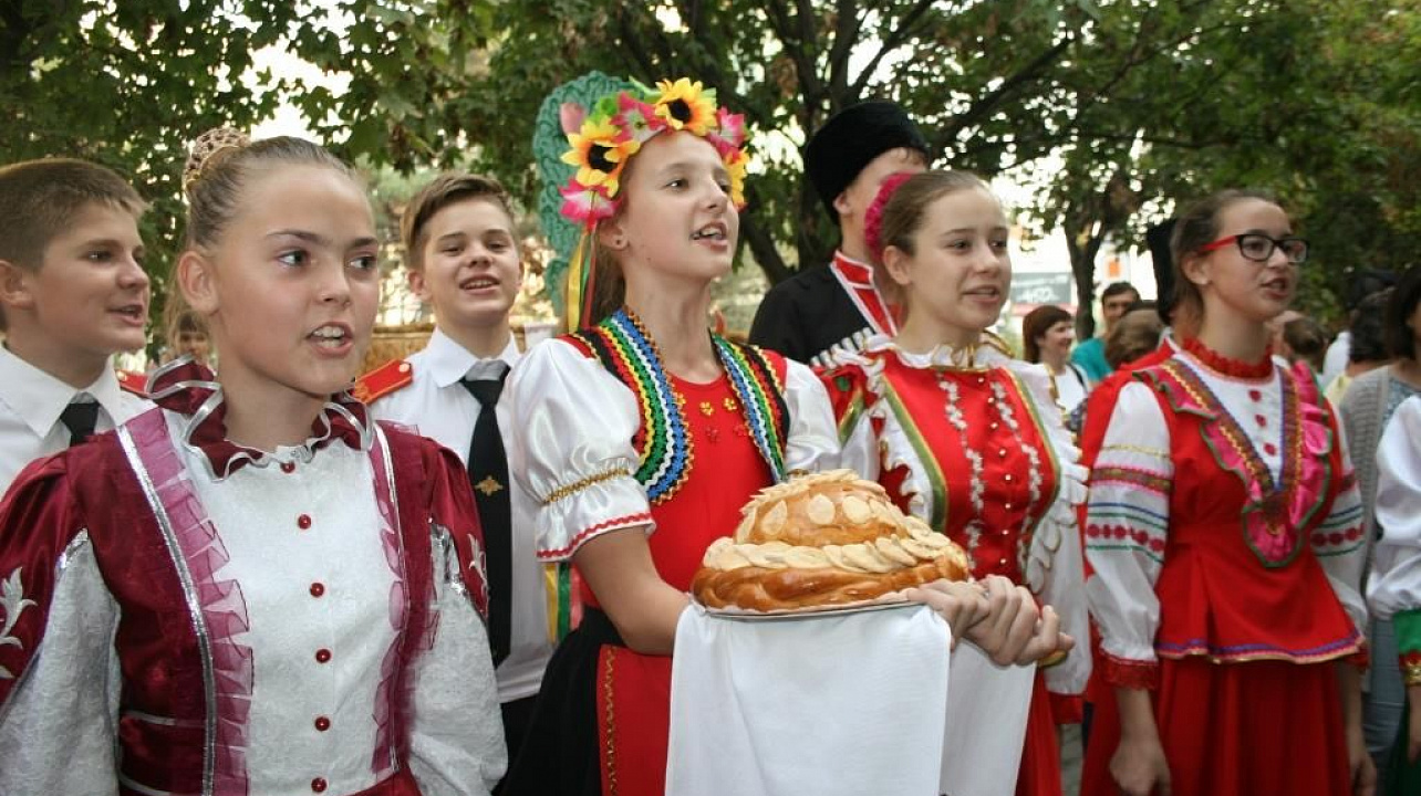 В сквере Фестивальном ко Дню города открыли отреставрированный фонтан