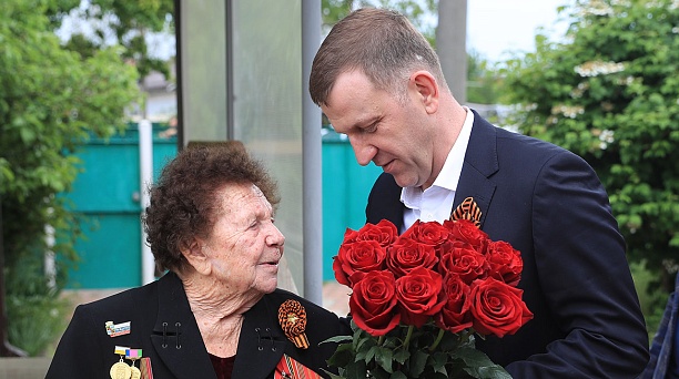 «Любите страну, не падайте духом никогда, храните семью»: Галина Николаевна Вшивцева дала наставления Евгению Наумову и краснодарцам накануне праздника Победы