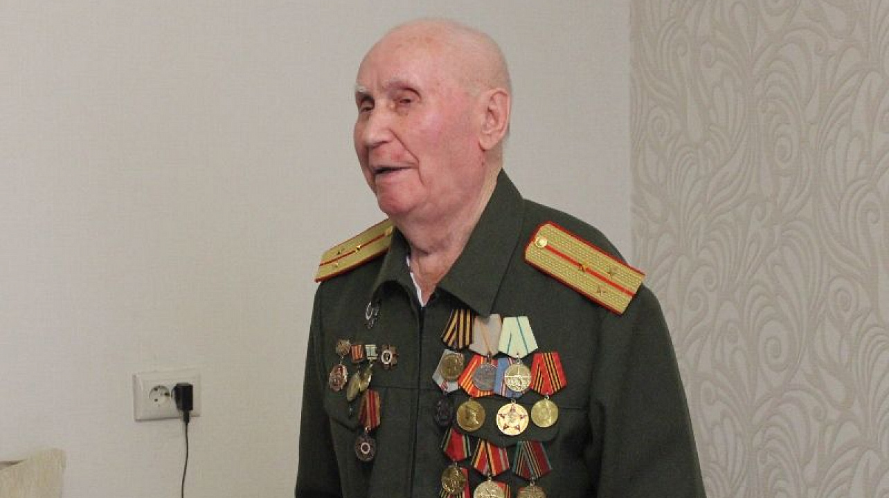 В Центральном округе с 95-летием поздравили ветерана Великой Отечественной войны Фёдора Алексеевич Меньшикова