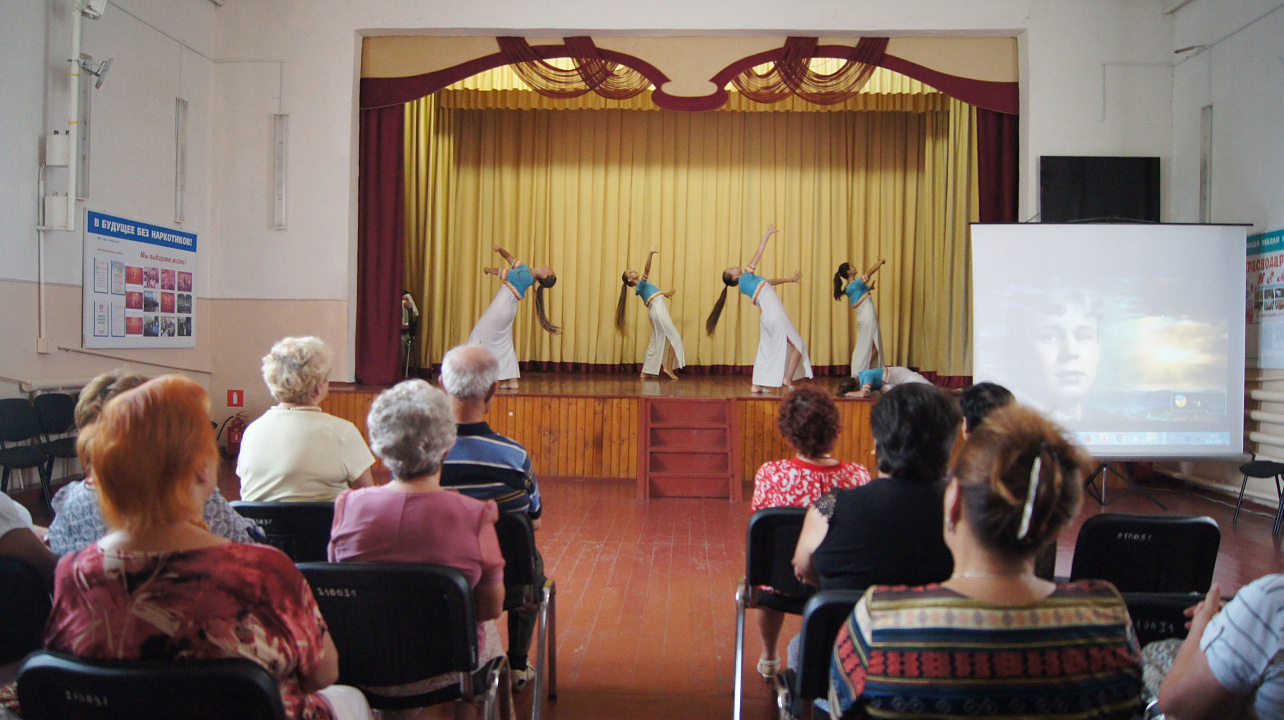 В Доме культуры хутора Копанского прошел литературный вечер в честь Сергея Есенина