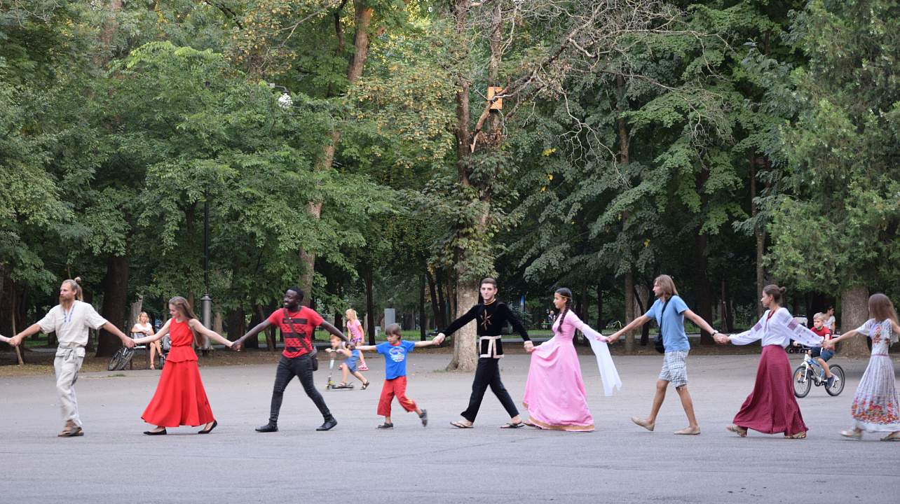 В Краснодаре представители различных национальностей взялись за руки в едином хороводе (4).JPG