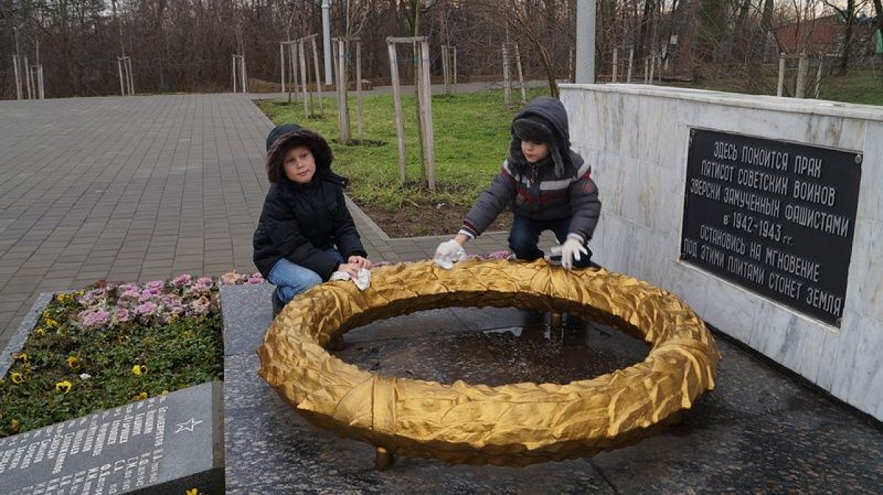 Ученики гимназии № 92 посетили мемориальный комплекс «Жертвам фашизма»