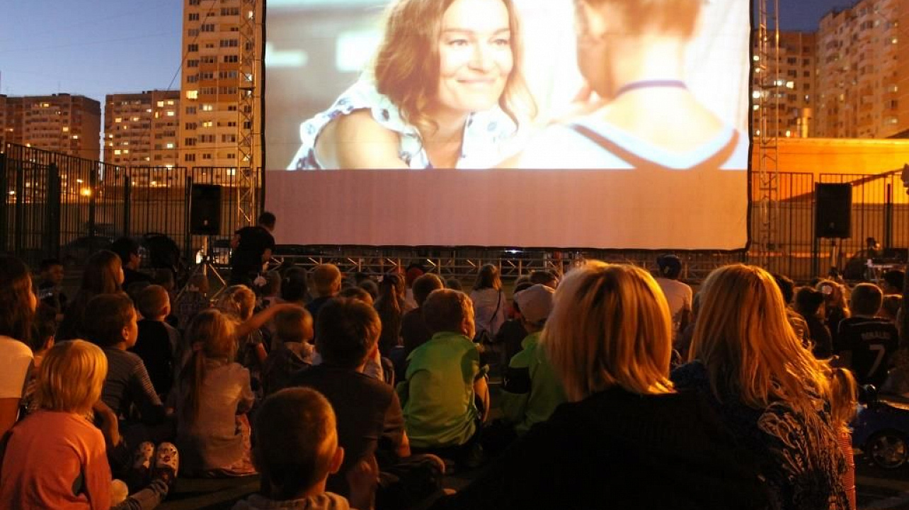 9 сентября более 300 зрителей в Восточно-Кругликовском микрорайоне насладились просмотром фильма под открытым небом