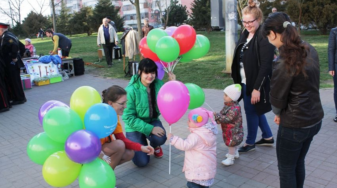 Молодёжный Совет провёл патриотическую акцию «Чистого неба Вам, земляки!»