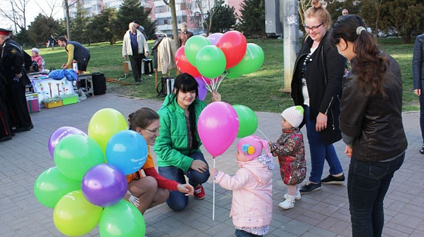 Молодёжный Совет провёл патриотическую акцию «Чистого неба Вам, земляки!»