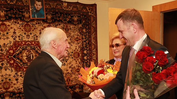 Евгений Наумов и Вера Галушко вручили медаль к 80-летию Победы краснодарскому участнику Великой Отечественной войны Александру Пономаренко 