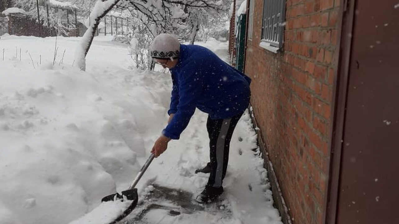 Улицы и дворы Центрального округа очищают от снега и наледи