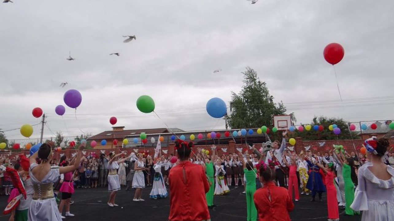 В школах Центрального округа отгремел «Последний звонок»