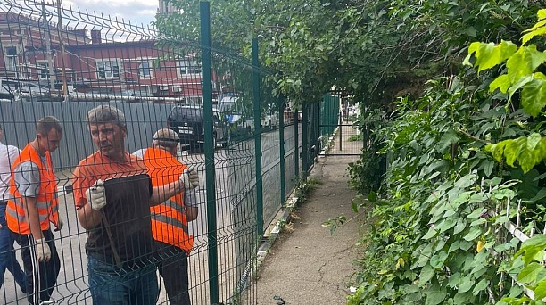 Территорию вблизи автовокзала «Краснодар-1» освобождают от незаконного забора