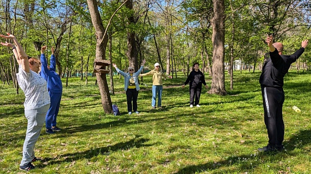  Начните утро с зарядки! В Чистяковской роще продолжаются занятия гимнастикой на свежем воздухе