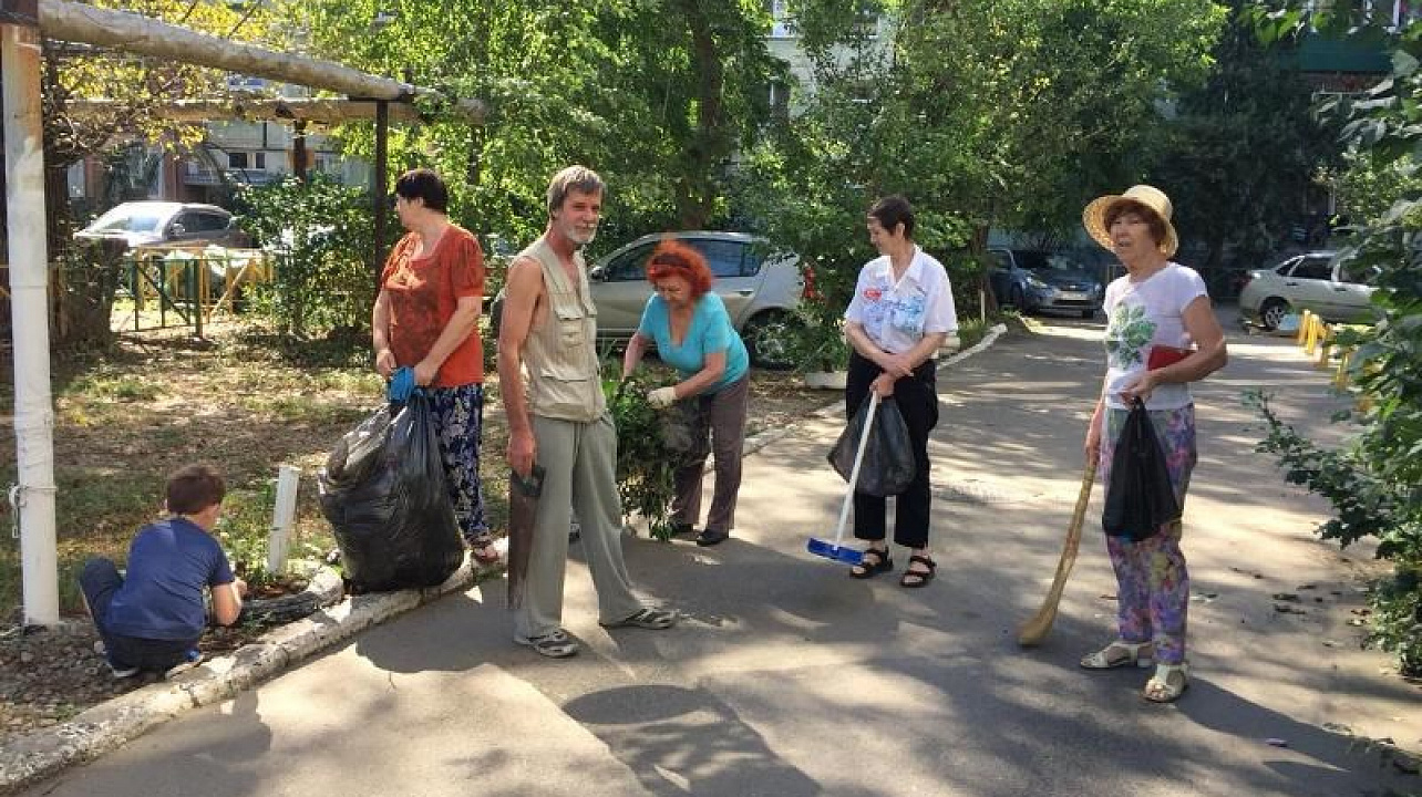 Жители Центрального округа приняли участие в общегородском субботнике