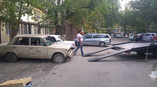 По улице Карякина, 8, вывезли брошенный автомобиль