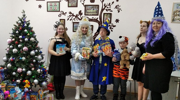 Дед Мороз и Снегурочка поздравили с наступающим Новым годом особенных детей