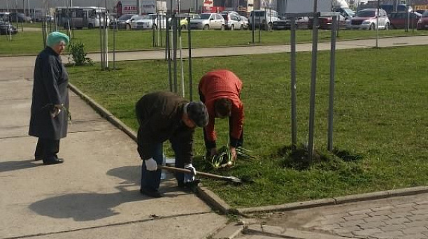 В Прикубанском округе у памятника Александру Покрышкину проведен субботник