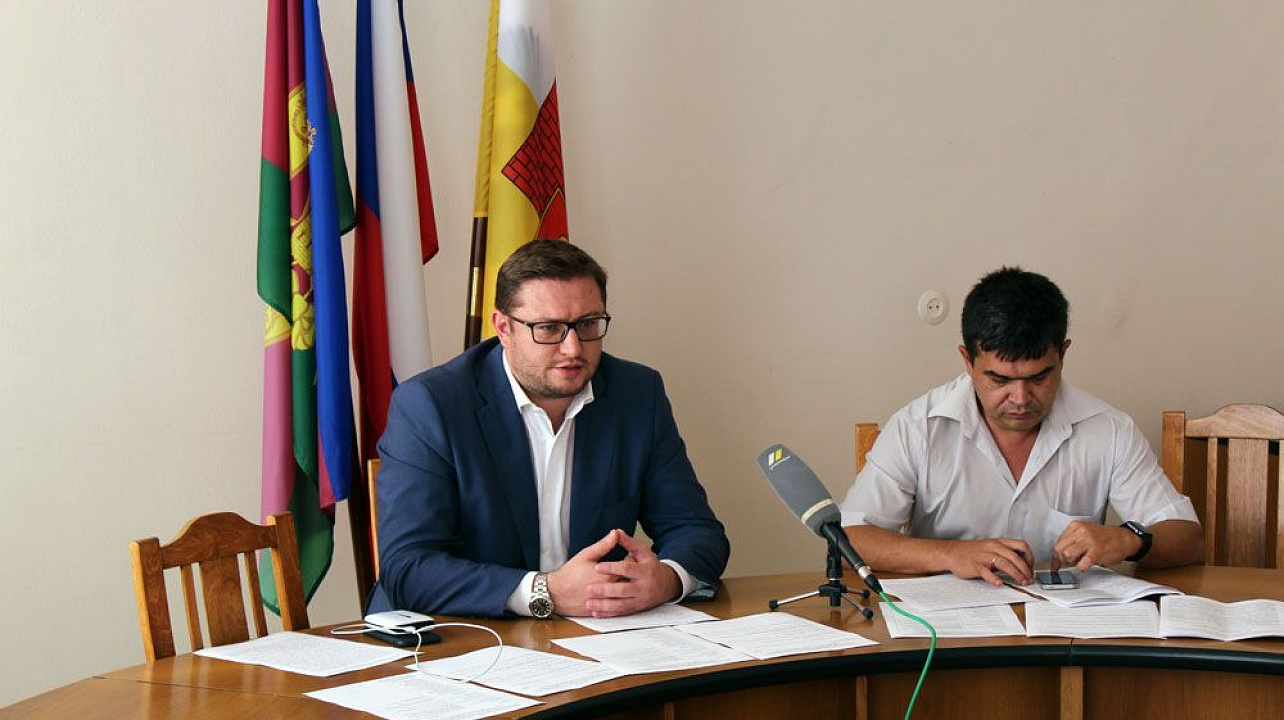 Заместитель главы Краснодара Владислав Ставицкий провел встречу с дольщиками ЖК «Форт Карасун»
