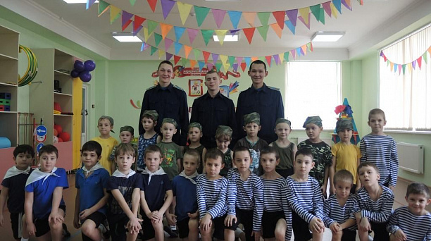 Курсанты летного училища познакомили воспитанников детсада «Сказка» с элементами строевой подготовки