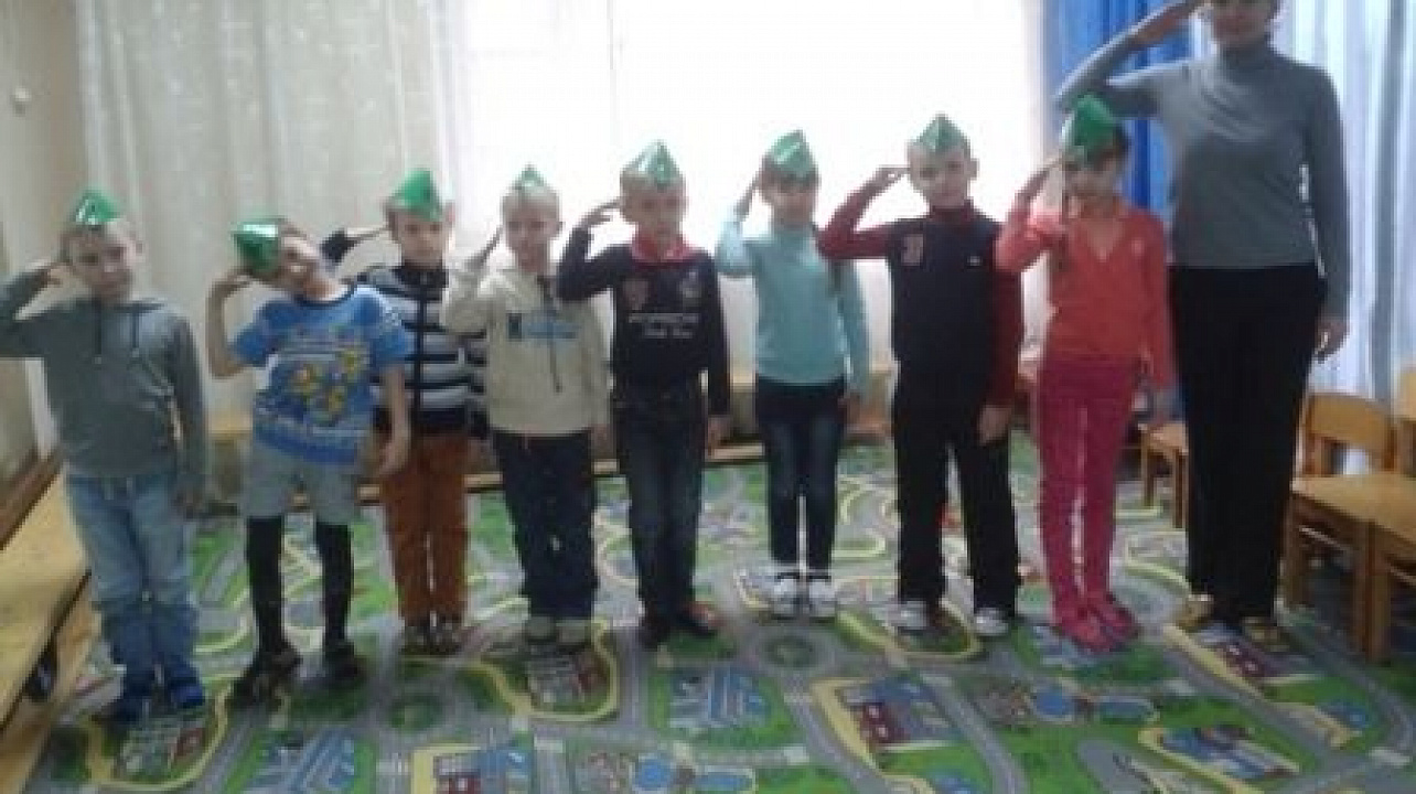 Малыши из Центра детского творчества преодолели полосу препятствий и попробовали себя в роли солдат