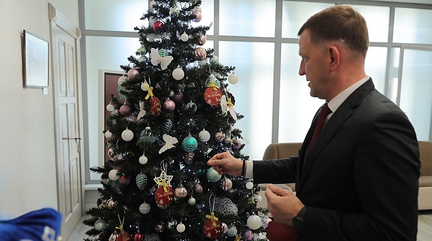 Евгений Наумов и Вера Галушко приняли участие в городской благотворительной акции «Ёлка желаний»