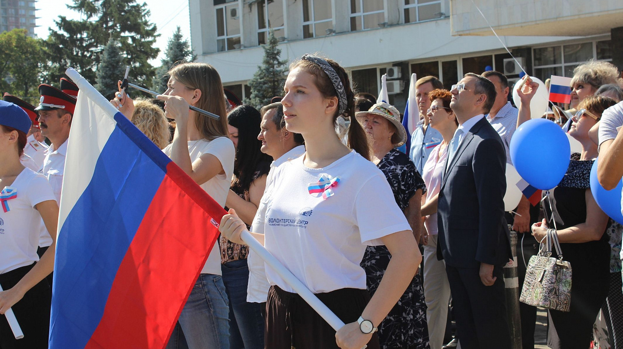 Общественность Центрального округа отметила День Государственного флага РФ