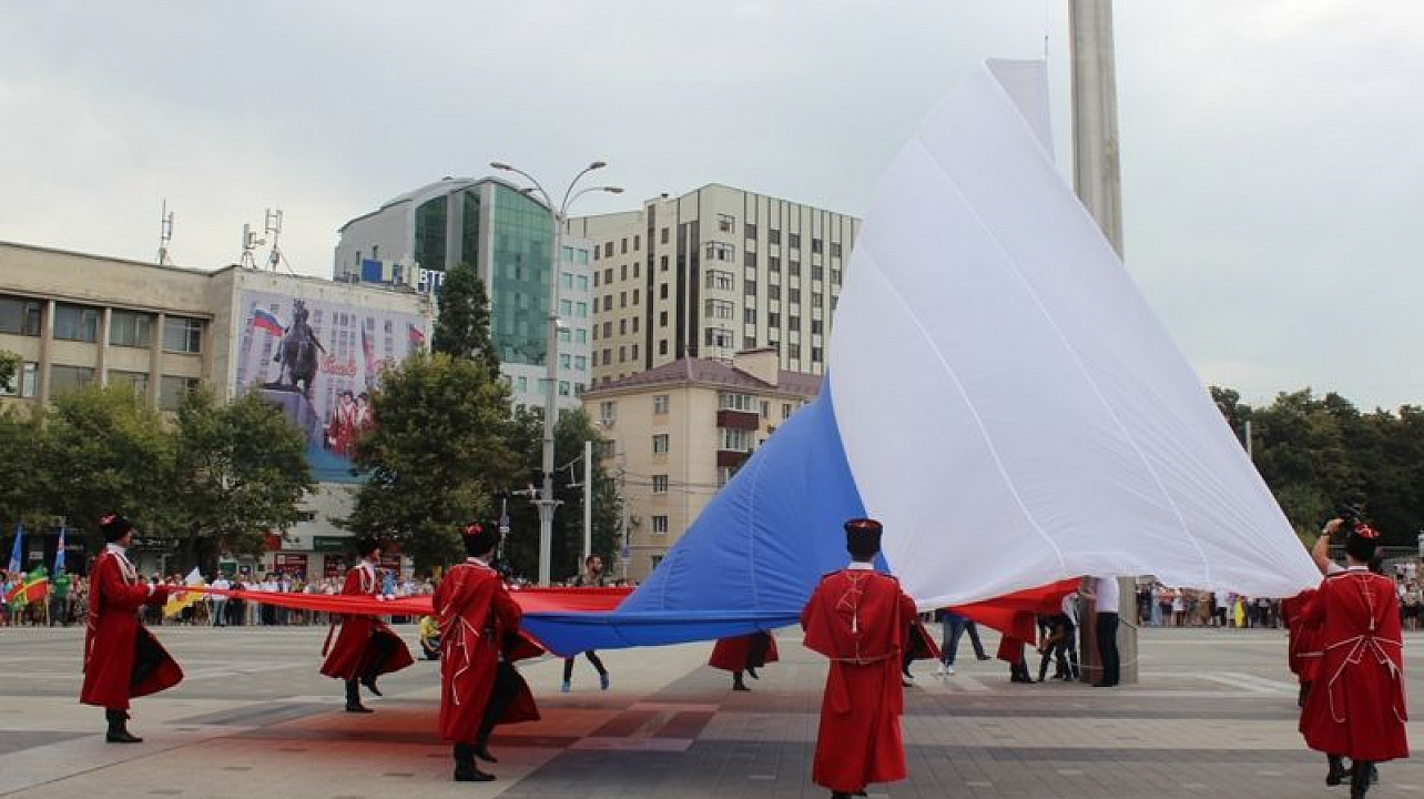 Общественность Центрального округа отметила День Государственного флага РФ