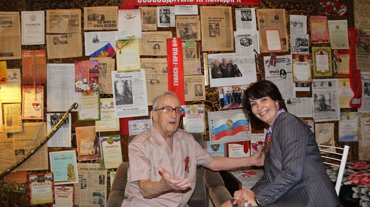 Руководство администрации Центрального округа чествует фронтовиков на дому