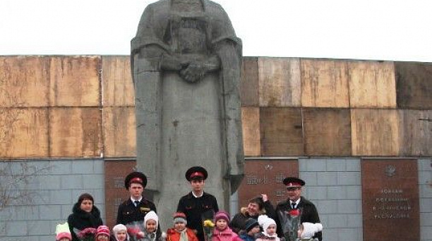 Возложение цветов у Вечного огня