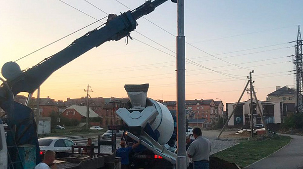 На ул. Восточно-Кругликовской в Краснодаре начался монтаж опор освещения и контактной сети троллейбуса