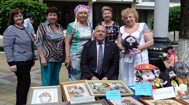 Члены Прикубанской окружной г. Краснодара общественной организации ветеранов приняли участие в ярмарке  народных промыслов и декоративно-прикладного искусства