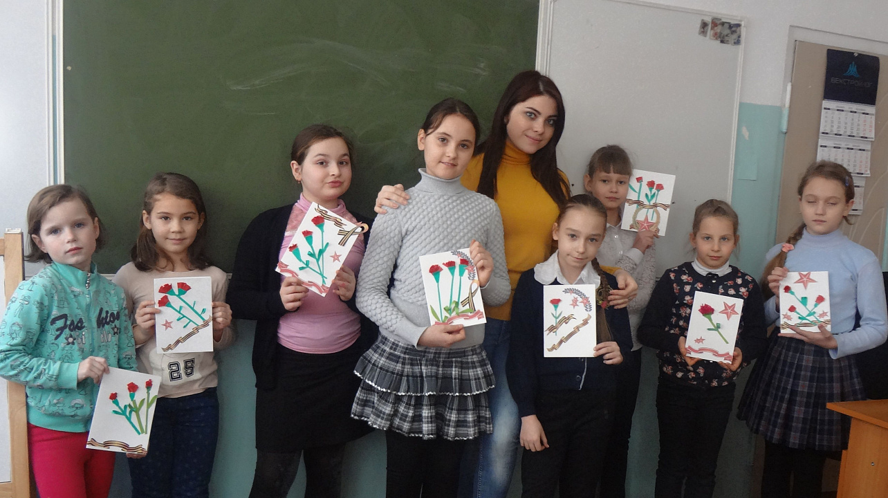 В школе Западного округа провели мастер-класс по изготовлению открыток ко Дню защитника Отечества