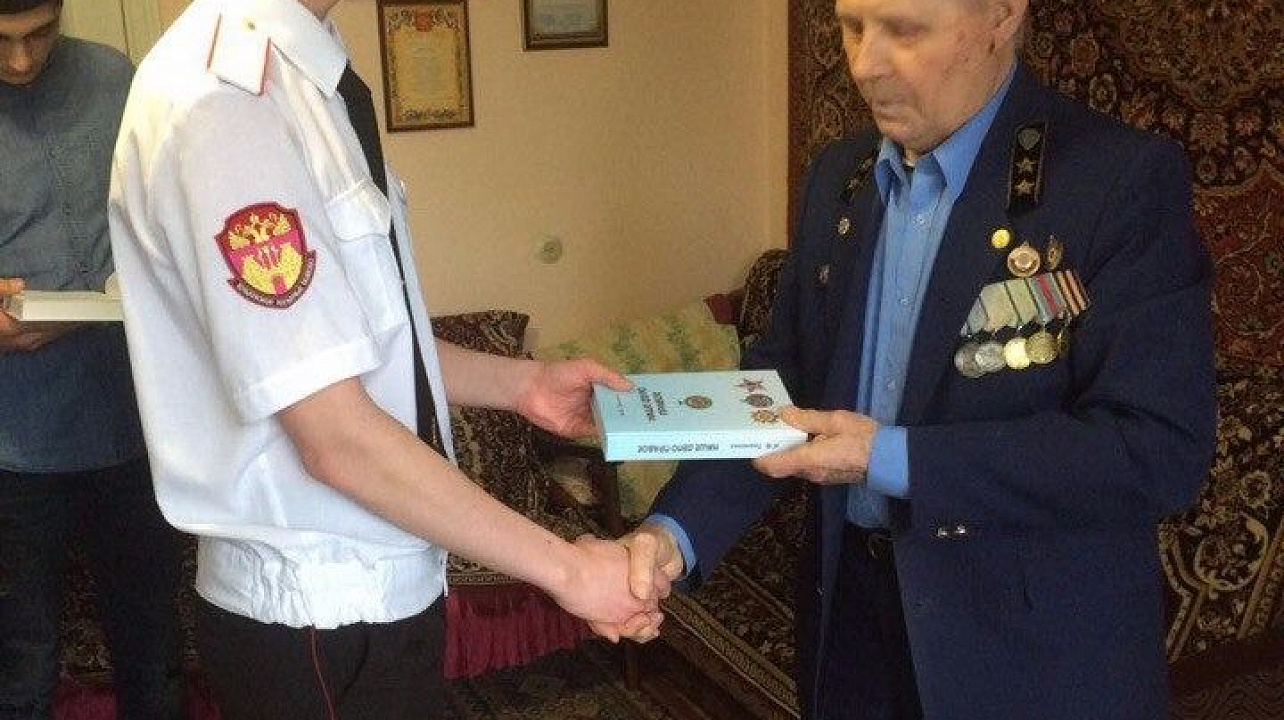 Студенты Западного округа посетили ветерана Великой Отечественной войны