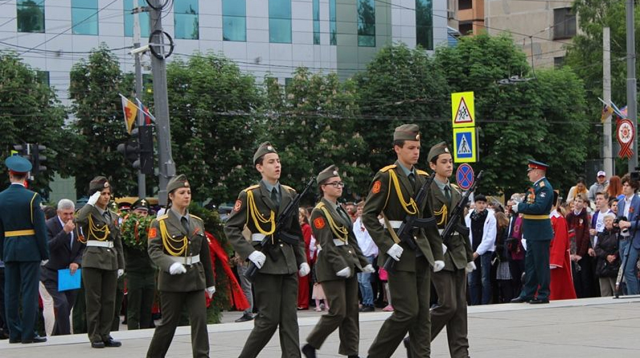 Жители Центрального округа приняли участие в церемонии возложения венков и цветов к Вечному огню