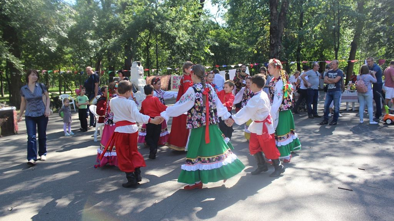 В Чистяковской роще прошел окружной театрализованный праздник, посвященный Дню города