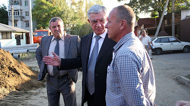 По улице Вишняковой заканчивают монтаж ливневой канализации