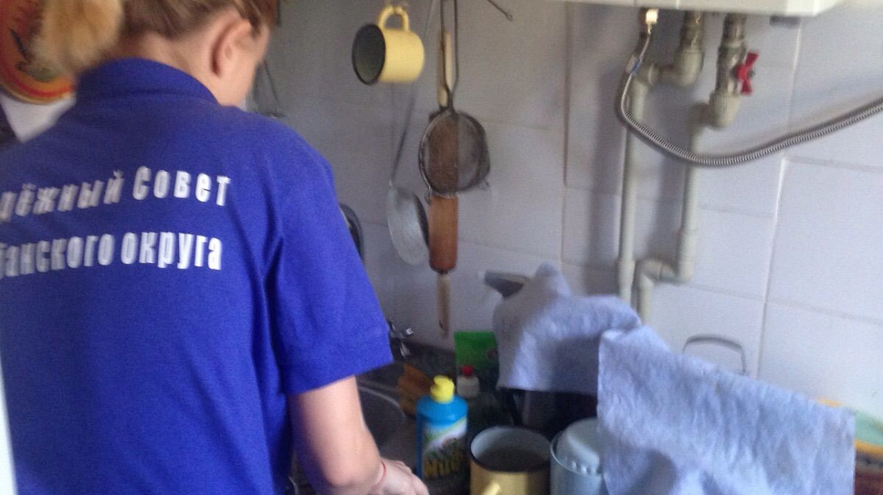 Молодые патриоты Прикубанского округа оказали помощь ветерану войны