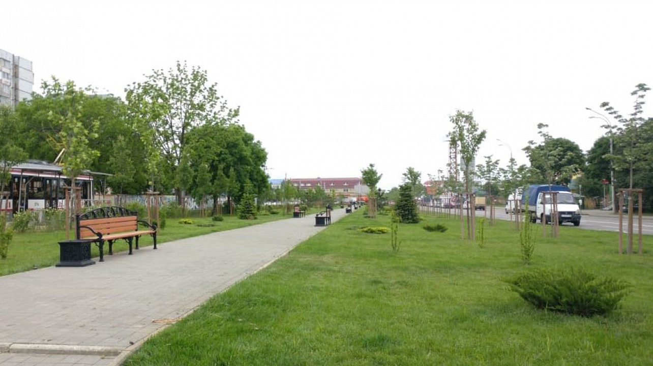 В сквере «Крымском» Краснодара завершили укладку плитки и установили лавочки