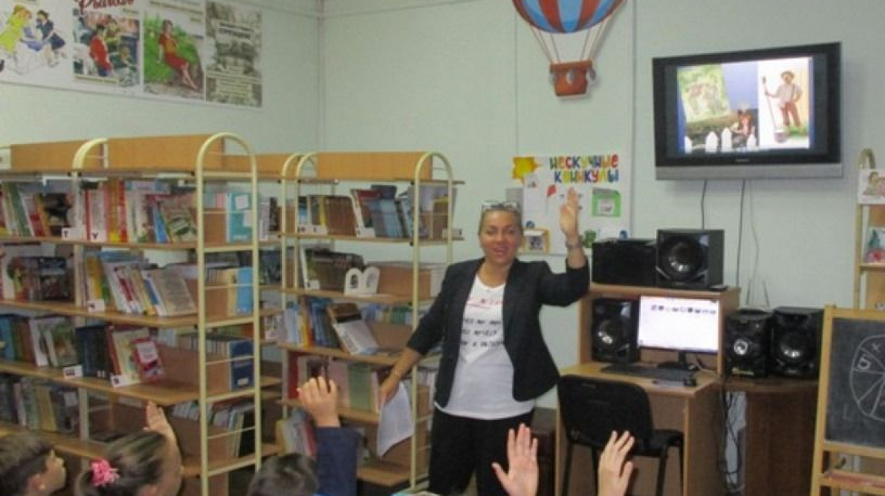 В библиотеке им. Н. А. Некрасова для посетителей летней площадки состоялась литературно-музыкальная композиция