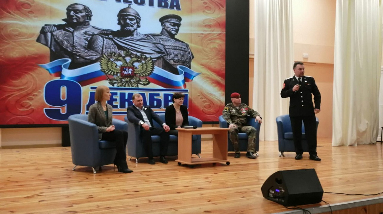 Депутаты ЗСК Светлана Ангальт и Алексей Бузмаков провели час мужества ко "Дню героя Отечества" для учащихся филиала школы 95