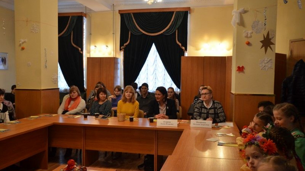 Заседание молодёжного клуба «Оберег» посвятили зимним обычаям и традициям славян (3).JPG