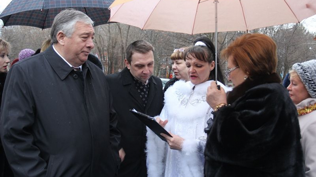 В сквере Субботний установили ёлку